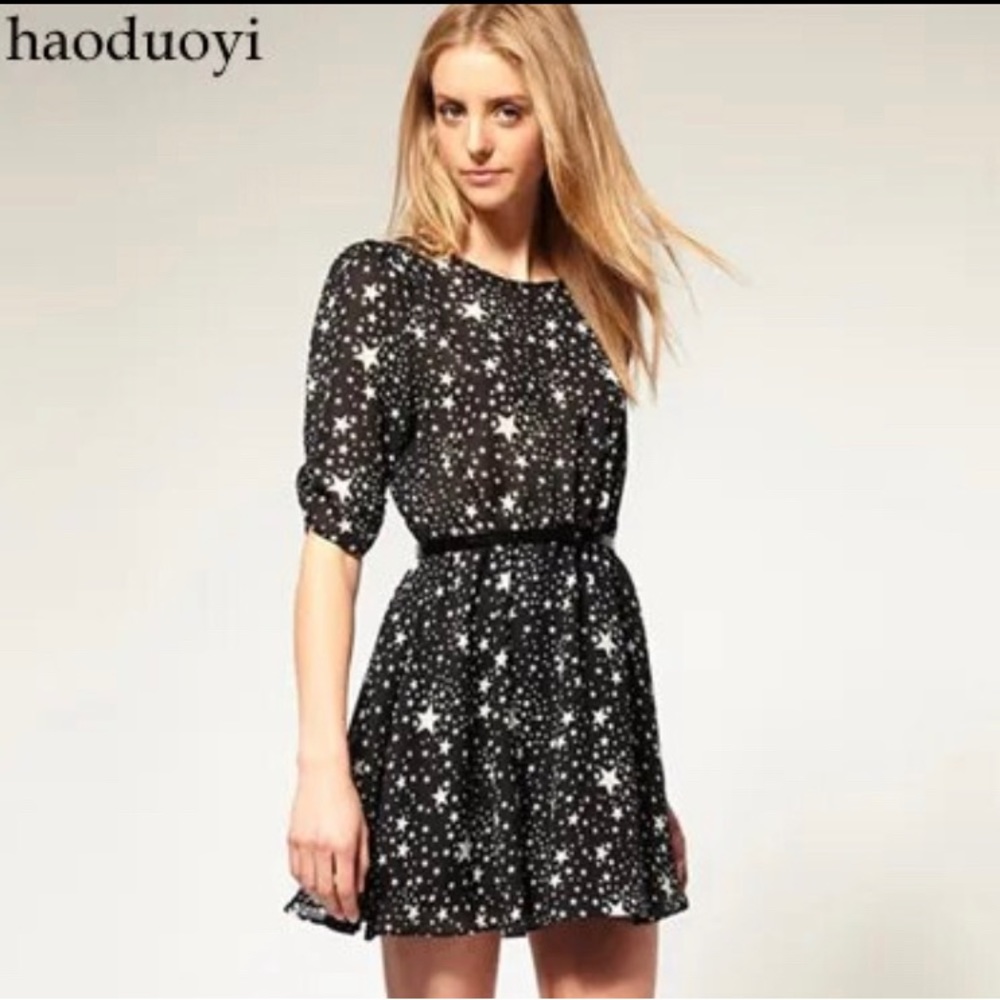 NWT! 🌟Star printed crew neck chiffon fashion dress.
